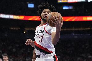 又铁又独！谢顿-夏普首节8投仅2中拿到4分 三分4中0