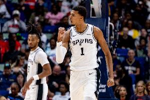 机动性拉满了！文班鬼魅走位转身甩开防守 直奔篮下完成空接隔扣