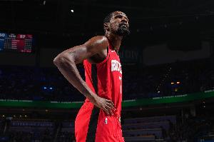 张佳玮：火箭拿首胜靠防守反击 拉开空间