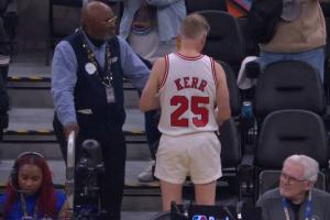 这老古董哪儿找来的啊？有球迷身穿科尔公牛球衣场边观赛