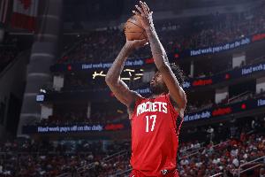 Heave！伊森首节半场超远压哨三分一发入魂！