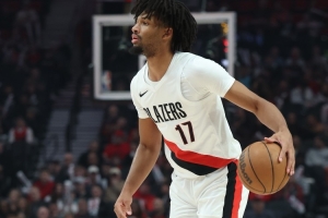 今天手感回暖！夏普上半场8中4得到11分 三分4中3