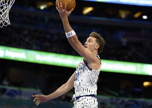 三分很准！小瓦格纳半场9中5&三分3中3拿到14分 另有3板1帽