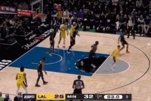 就这么投下去！克内克特接球三分线外一步 坚决出手命中！